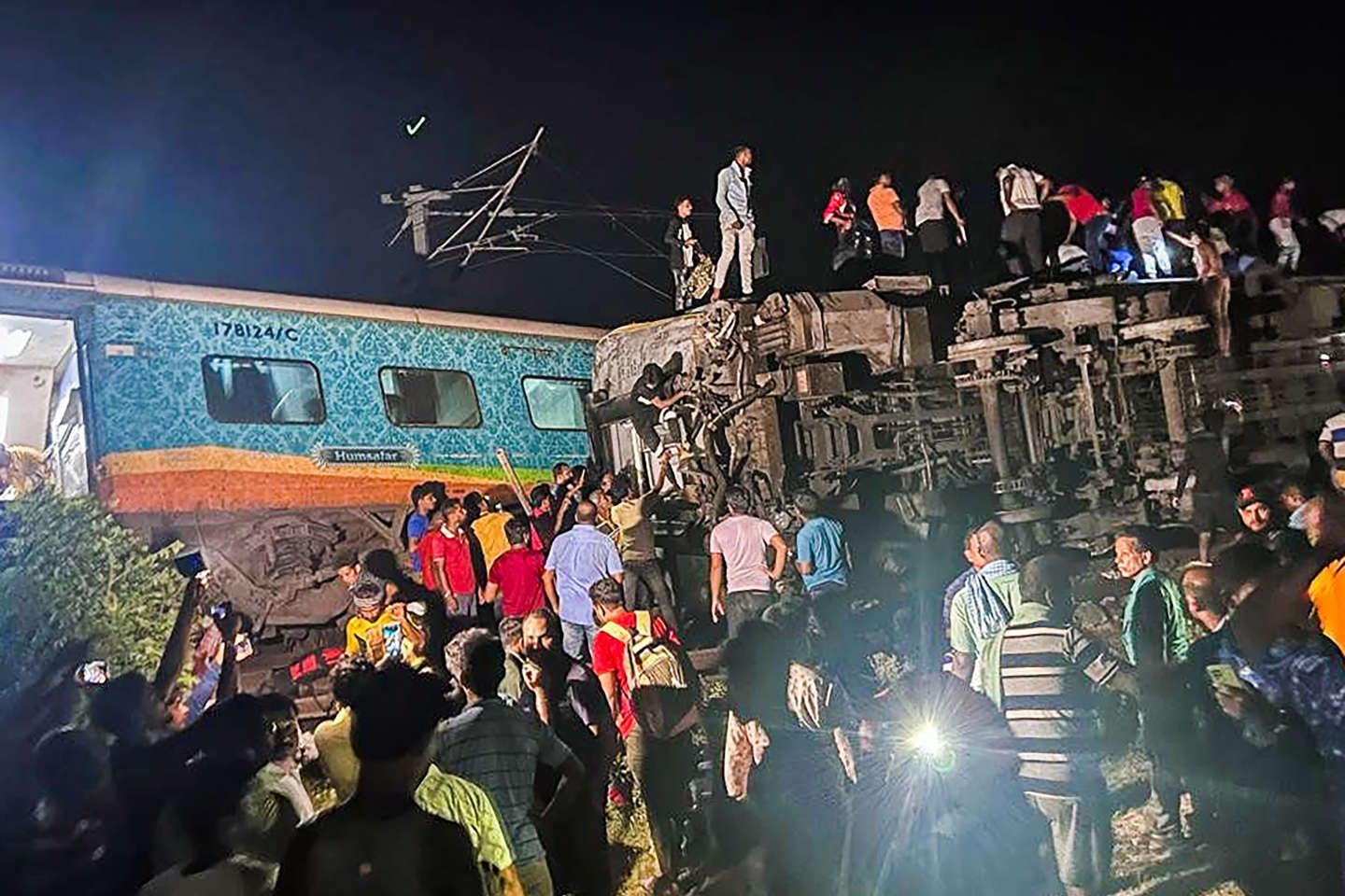 En Inde, une collision de trois trains fait au moins 120 morts et 850 blessés