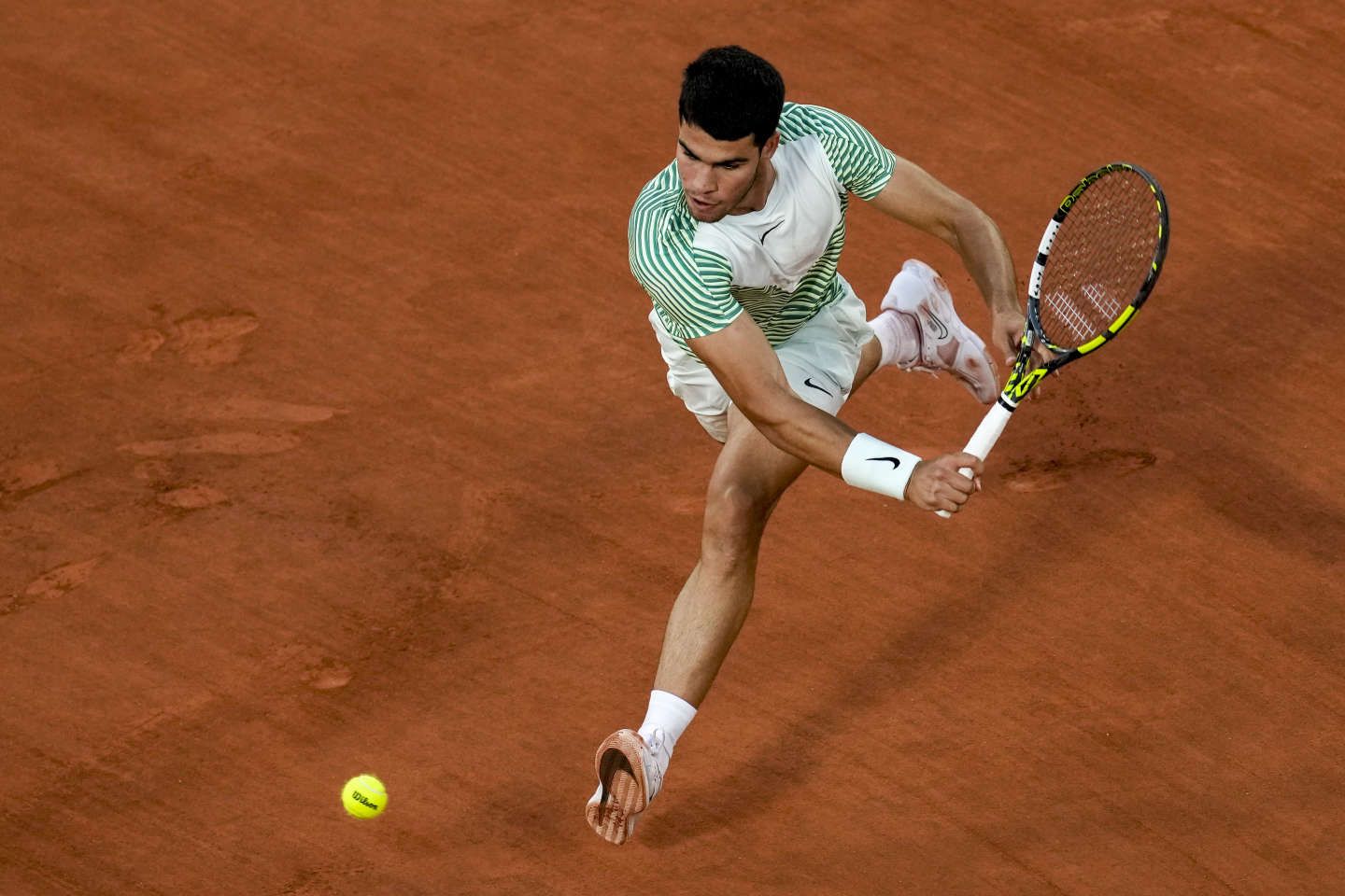 Roland-Garros 2023 : Carlos Alcaraz file en huitièmes et continue d’intimider ses adversaires