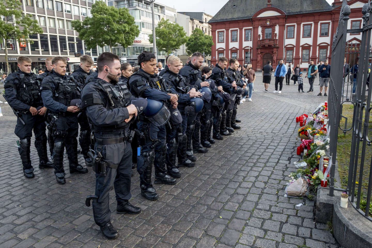 En Allemagne, le policier blessé lors d’une attaque au couteau à Mannheim est mort