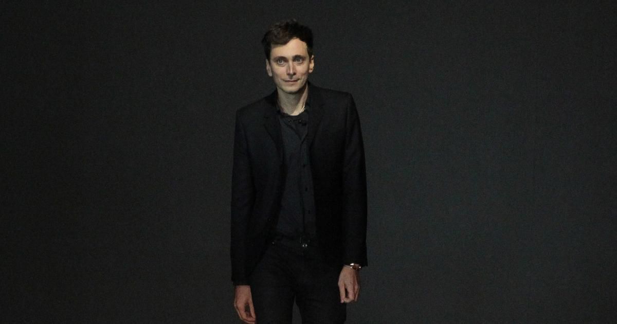 "Totalement déplacé" : en raison des émeutes en France, Hedi Slimane annule son défilé mode à Paris