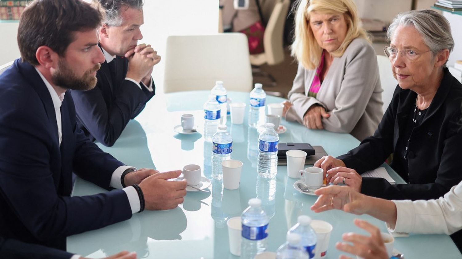 Après l'attaque chez le maire de L'Haÿ-les-Roses, Elisabeth Borne "condamne" des "faits intolérables" et se rend sur place