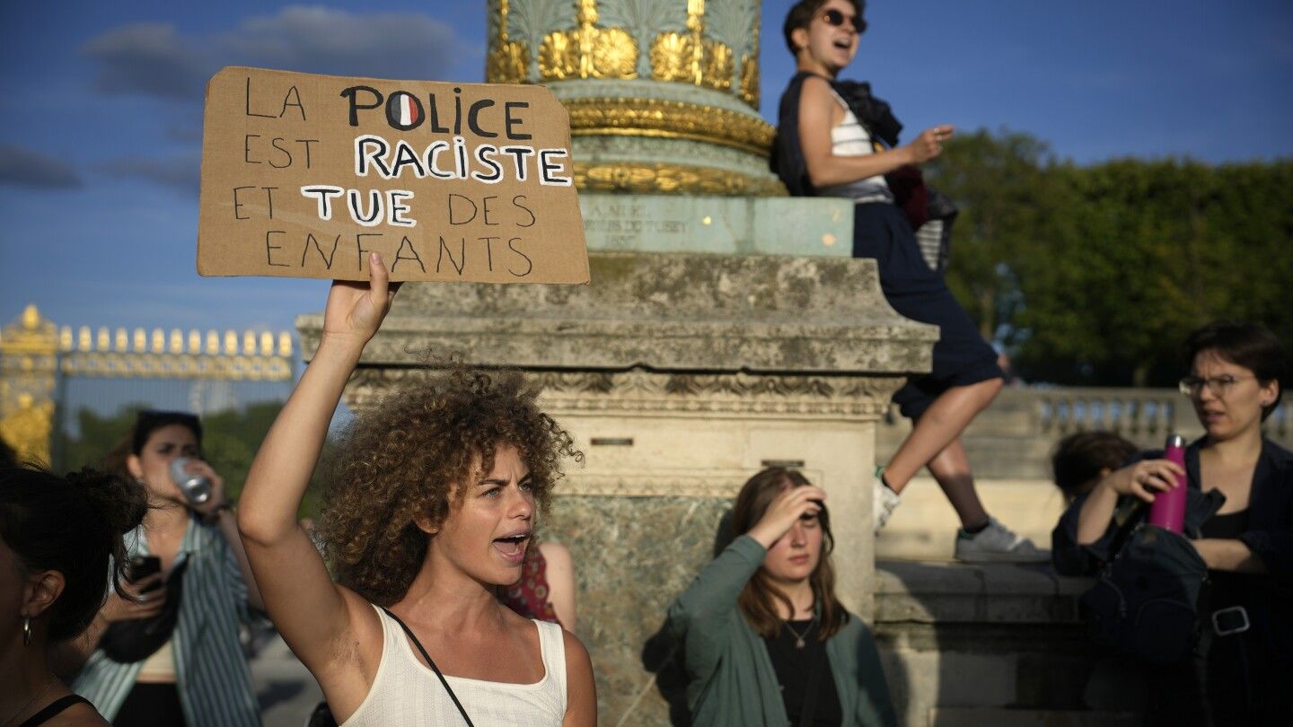 Hundreds of young men say goodbye to French teen killed by police