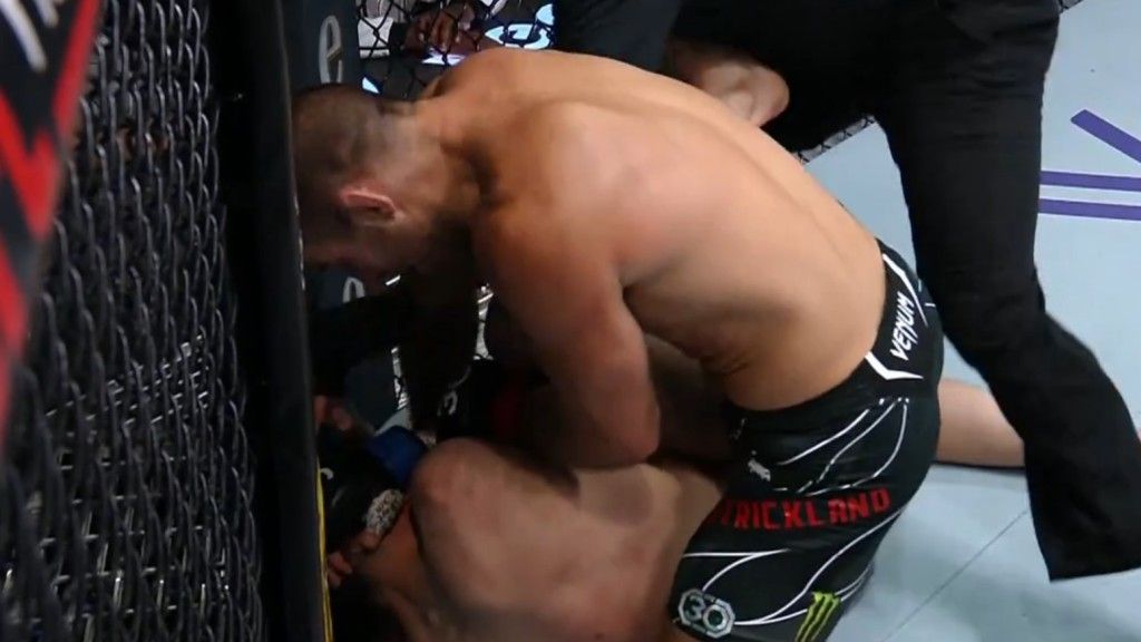 Sean Strickland mauls Abus Magomedov