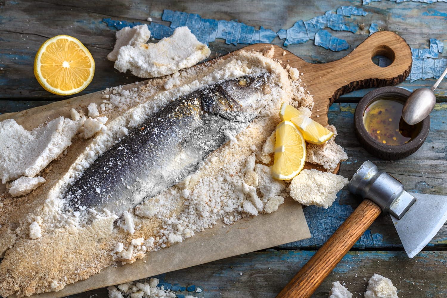 L'astuce de Cyril Lignac pour cuisiner un bar en croûte de sel sans matière grasse