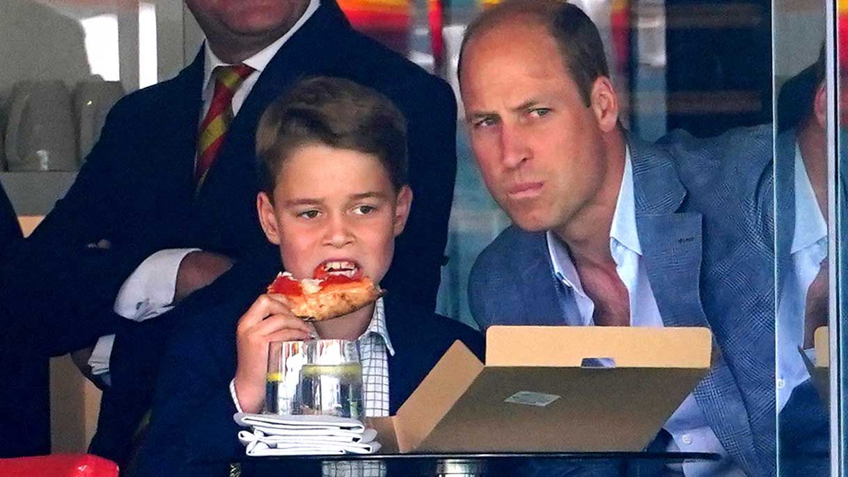 Le prince George dévore une pizza devant un match de cricket avec le prince William