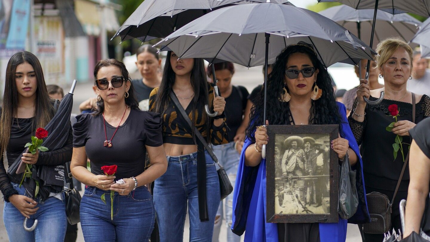 Mexican anti-cartel vigilante leader buried and with him, an armed citizens' movement