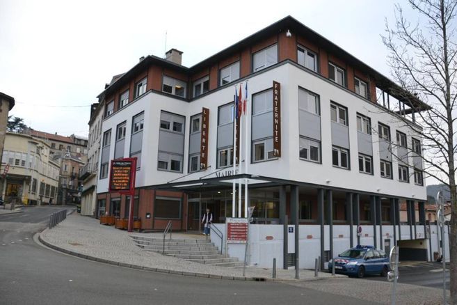 Un rassemblement des élus devant la mairie de Thiers lundi après l'attaque au domicile du maire de L'Haÿ-les-Roses