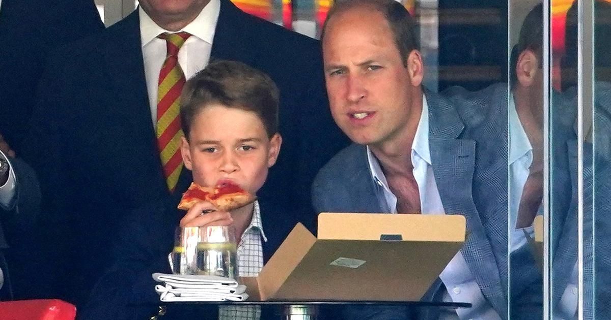 Toujours aussi complices, le prince George et son père William partagent une pizza à un tournoi de cricket