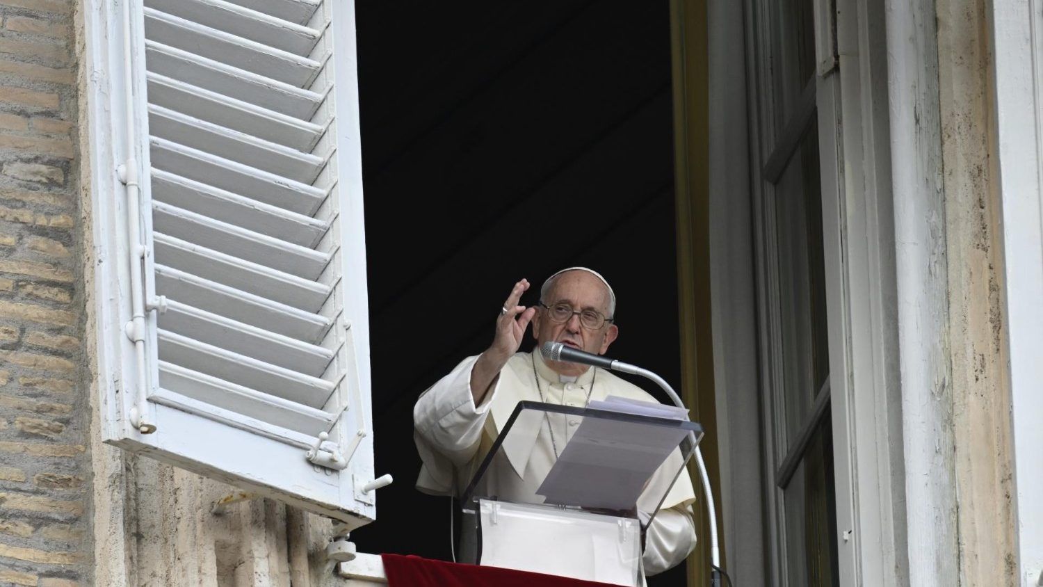 Pope at Angelus: Conflicts could be avoided by listening to others