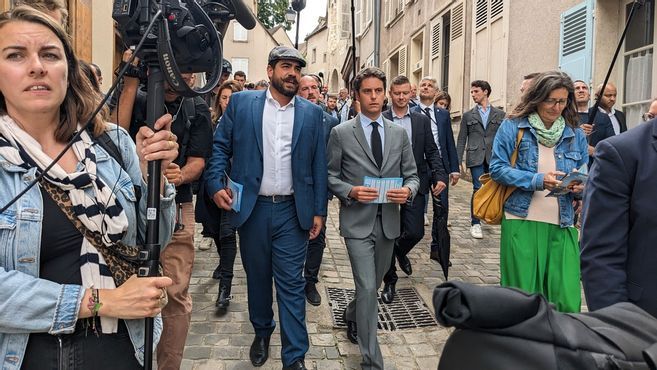 Législatives : le Premier ministre Gabriel Attal prend un bain de foule à Chartres