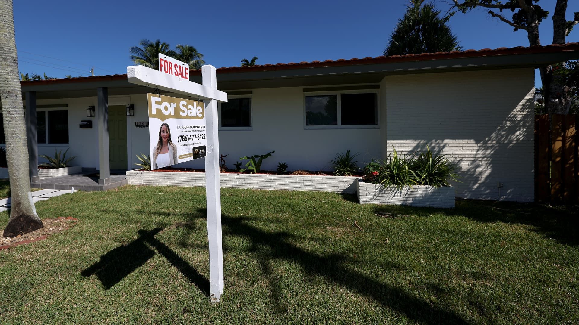 Mortgage demand drops for third straight week as interest rates rise