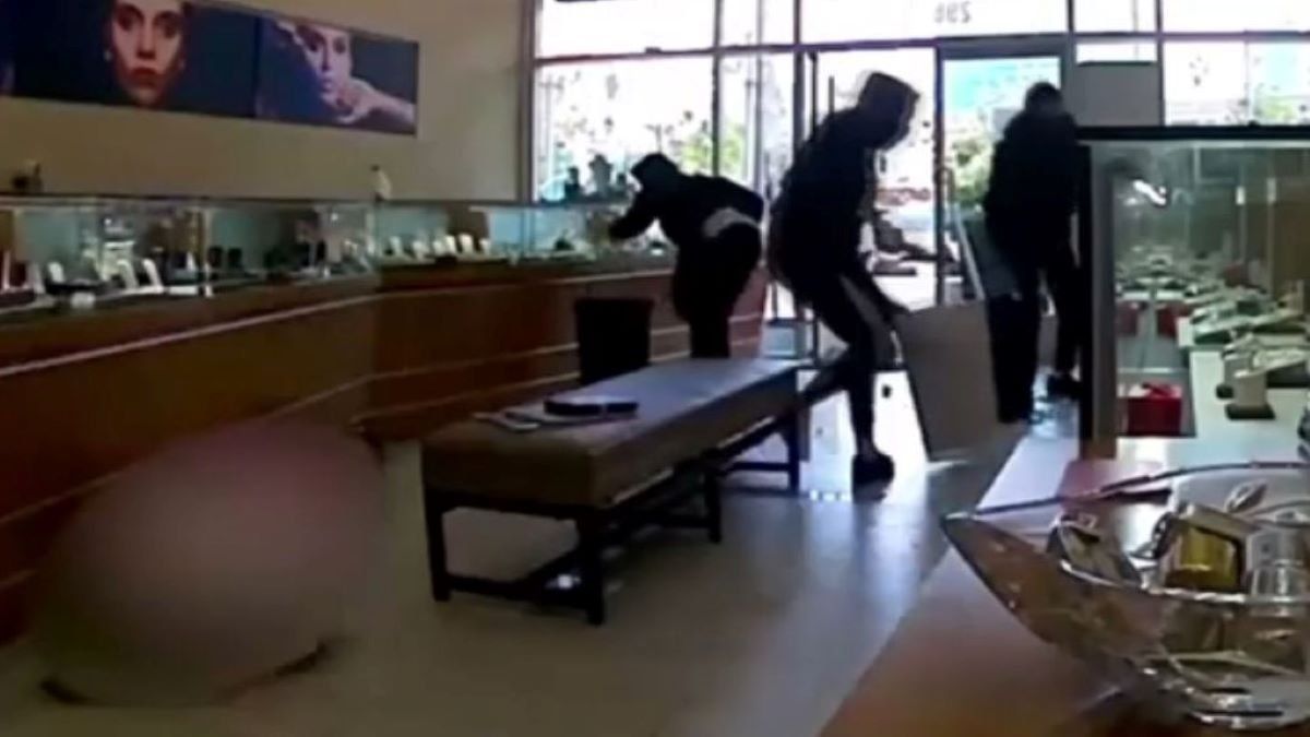 Irvine jewelry store thieves smash cases, steal $900K in merchandise