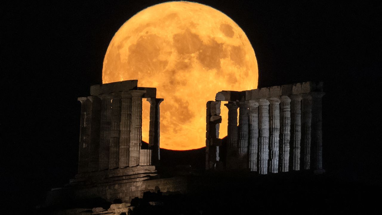 EN IMAGES - Les plus belles photos de la "Super Lune de l'esturgeon"