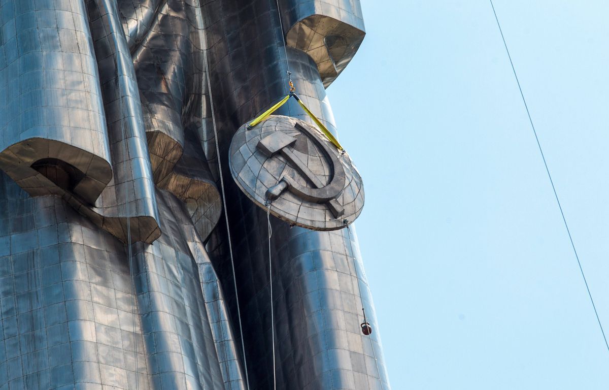 L'Ukraine retire la faucille et le marteau d'une immense statue emblématique à Kiev