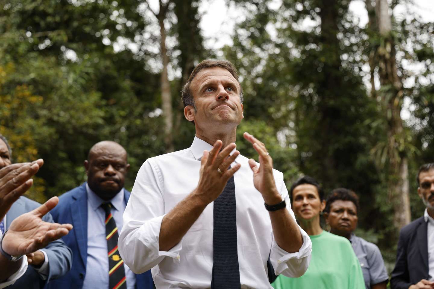 Après les émeutes, Emmanuel Macron appelle à " accompagner les familles et en même temps les responsabiliser "