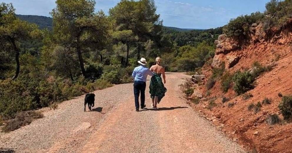 L'ex-président François Hollande et sa compagne Julie Gayet s'offrent une balade en amoureux à Aix-en-Provence