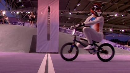 JO - BMX : l’image folle du vainqueur qui ne célèbre pas... pour vérifier si les Français sont derrière lui