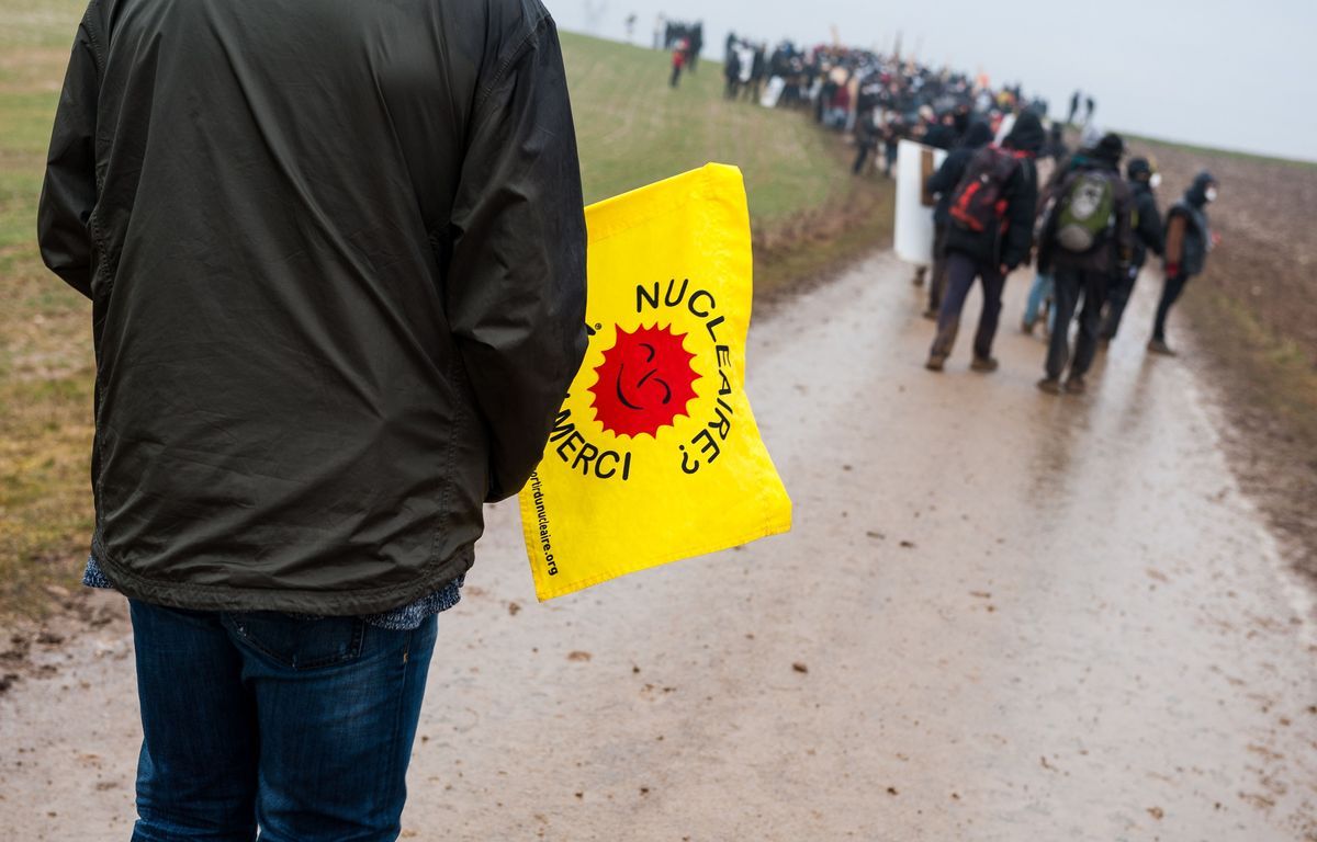 A Bure, manifestation contre le " passage en force " de l'Etat