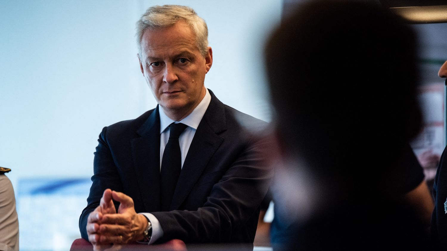 Le surcroît de dépenses des collectivités pourrait aggraver de 16 milliards d'euros le déficit de 2024, selon Bruno Le Maire