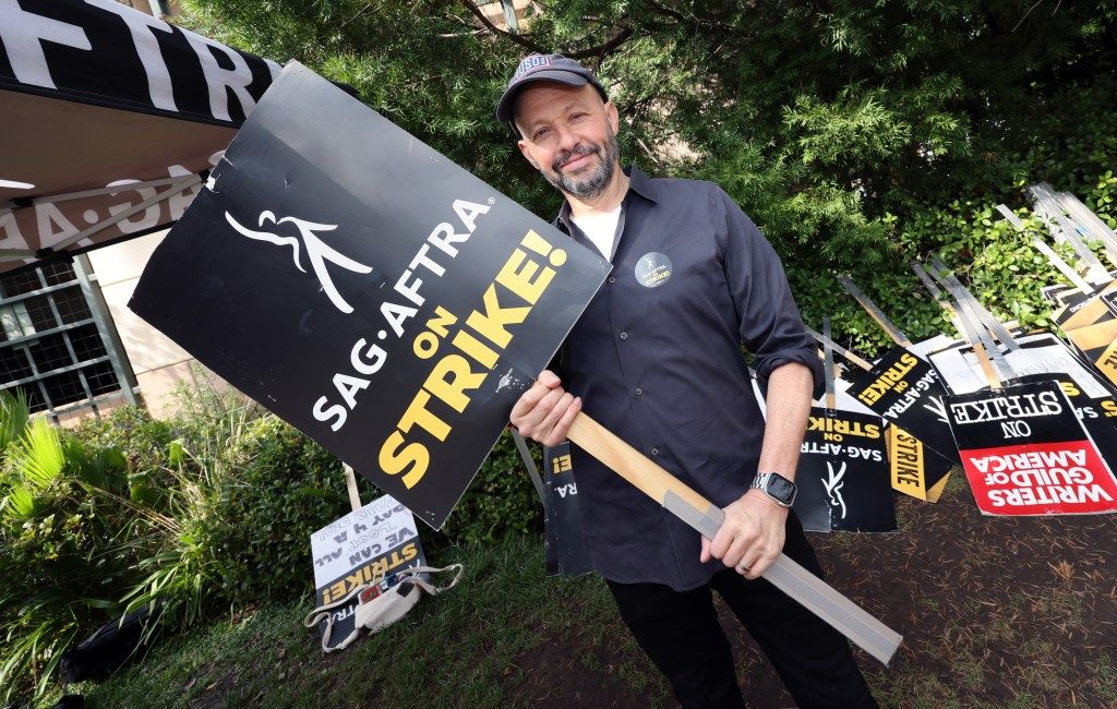 Actors Strike Jon Cryer Cautiously Optimistic SAG-AFTRA Picket Lines