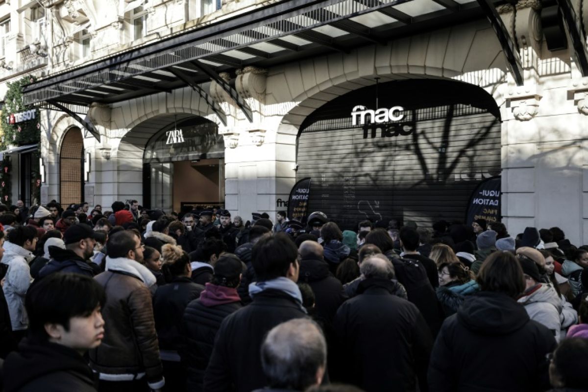 Trop de monde pour le déstockage de la Fnac des Champs-Elysées, le magasin ferme jusqu'à lundi