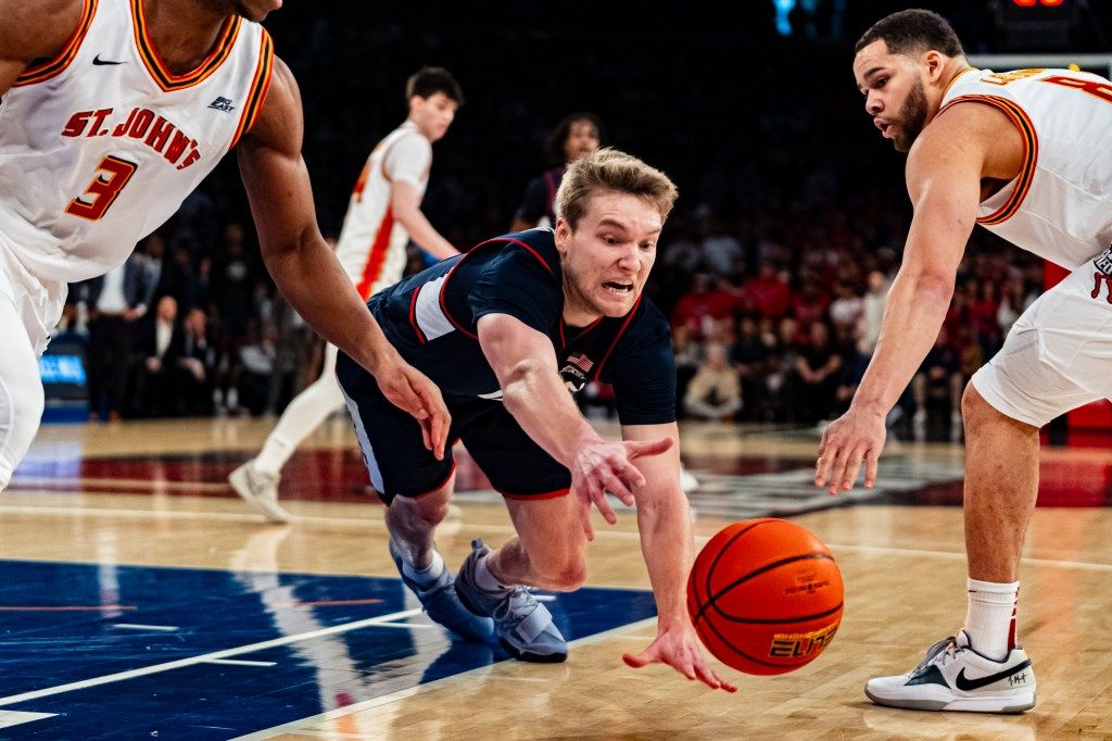 UConn men pull away for 10th straight win, 77-64 over St. John's at Madison Square Garden