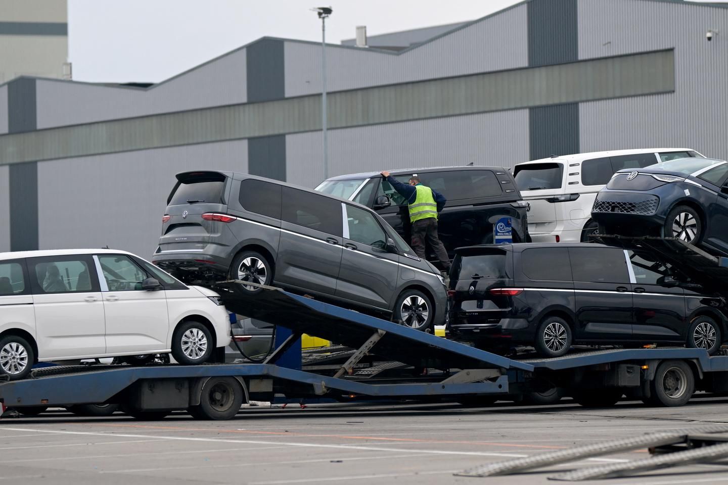 Bruxelles satisfait les constructeurs automobiles en assouplissant les règles sur les émissions de CO₂