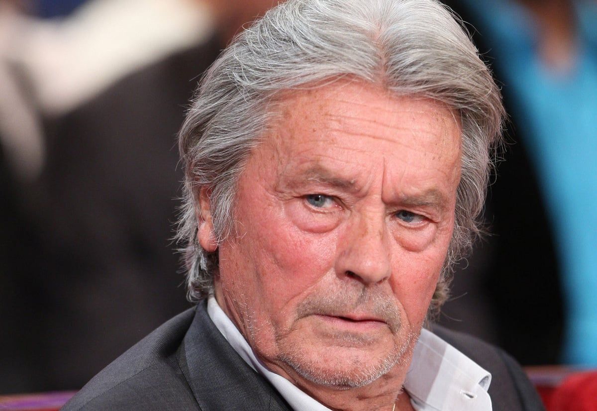 Alain Delon doit se retourner dans sa tombe, cet incroyable oubli qu’on n’avait pas vu venir