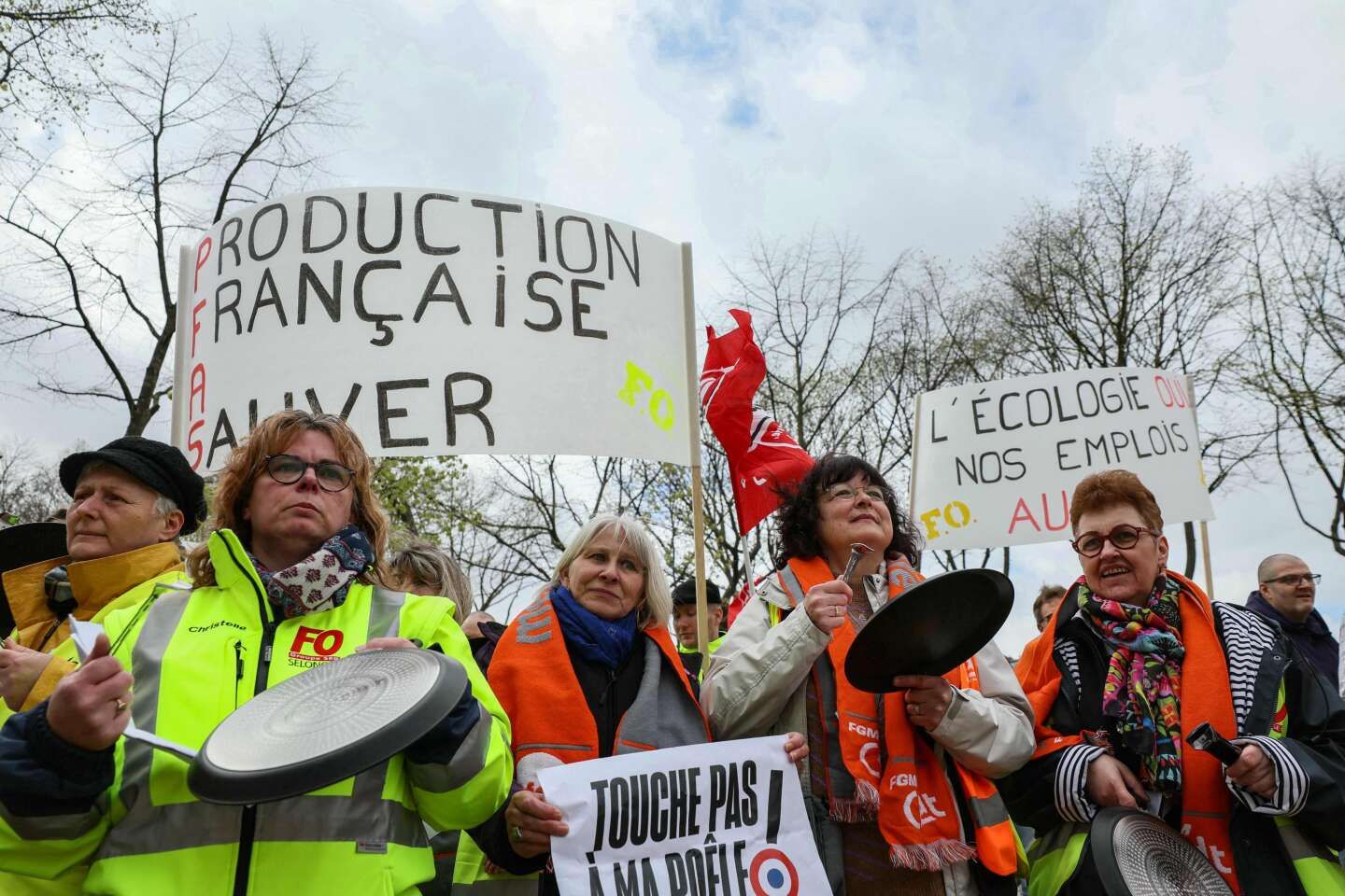 A Paris, la fronde de Seb contre la proposition de loi sur les " polluants éternels " : concert de poêles et de " contrevérités "