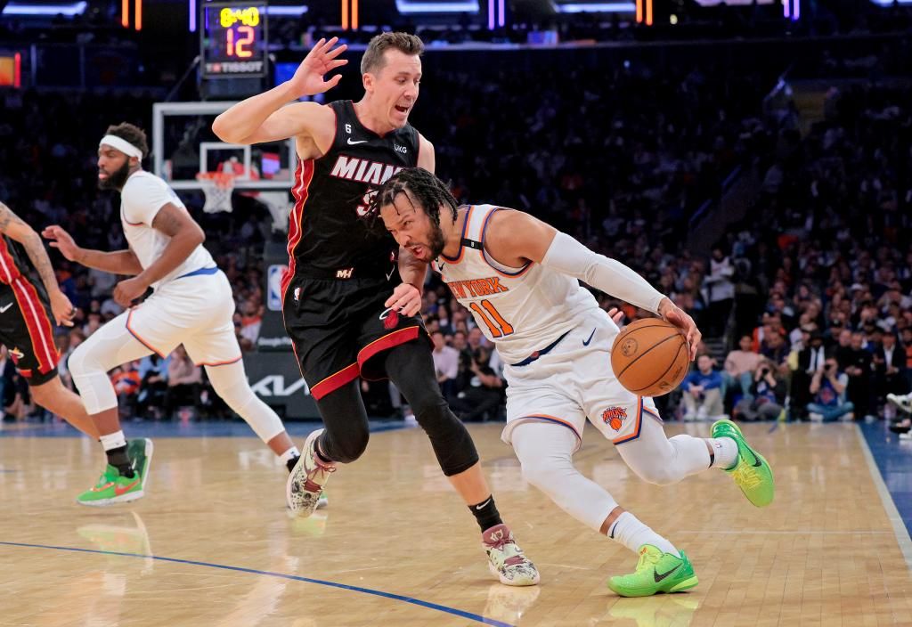 Knicks grind out win over Heat to even series at a game apiece