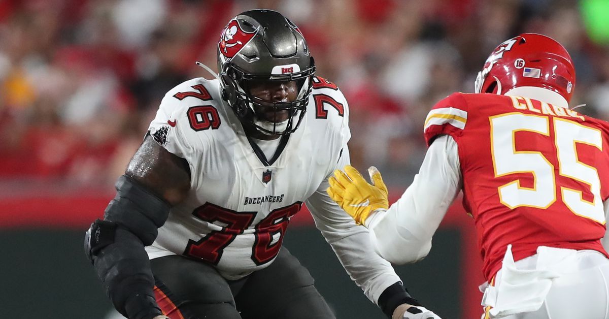 Chiefs signing former Buccaneers offensive tackle Donovan Smith