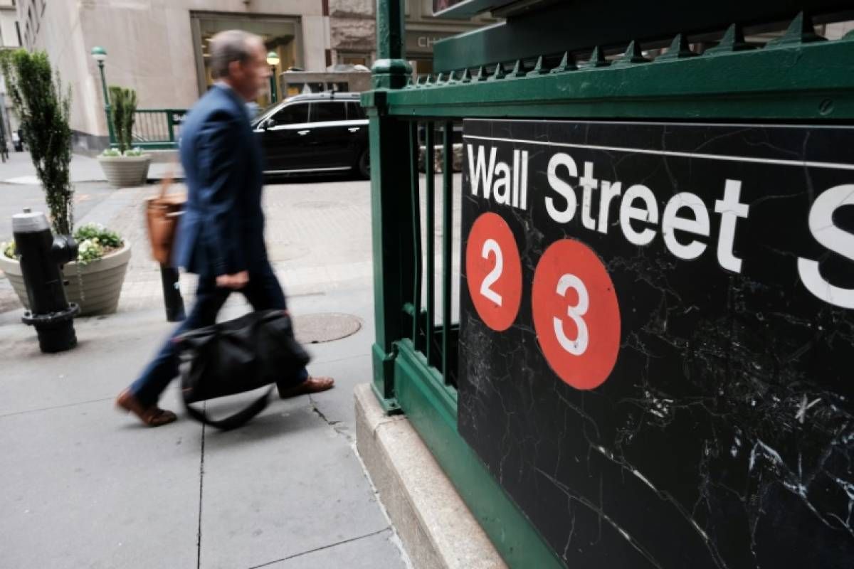 Wall Street termine en baisse, la perspective de baisses de taux s'éloigne