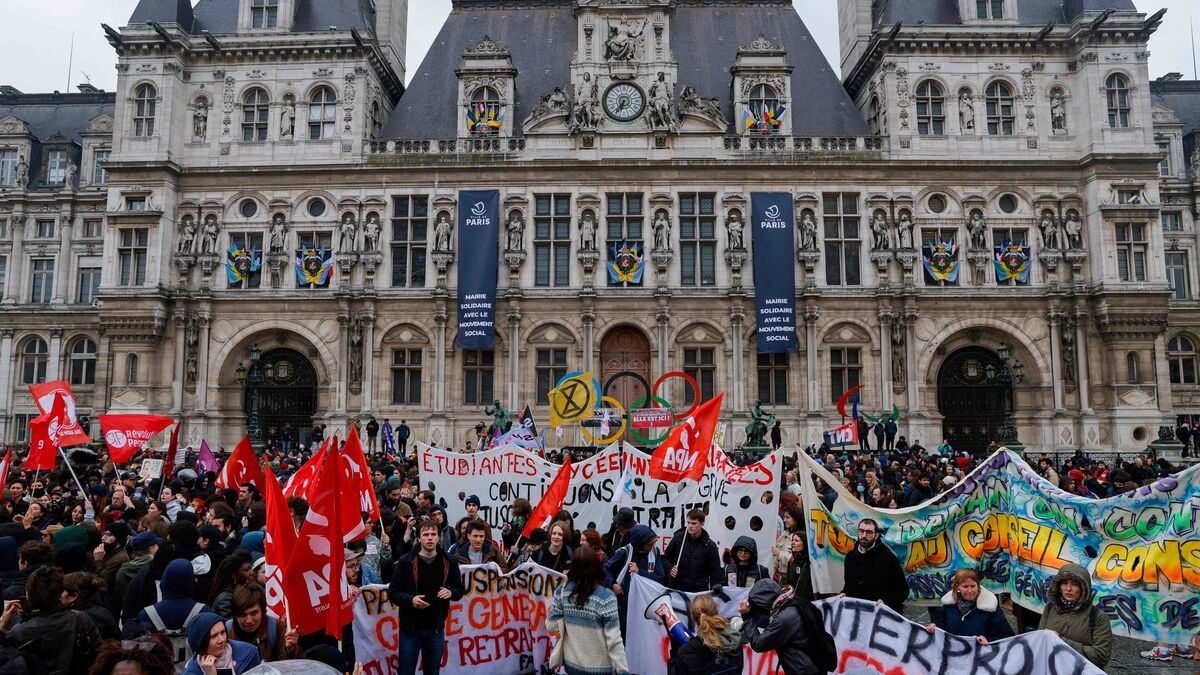 Réforme des retraites : la Mairie de Paris condamnée à enlever ses banderoles de soutien au mouvement social