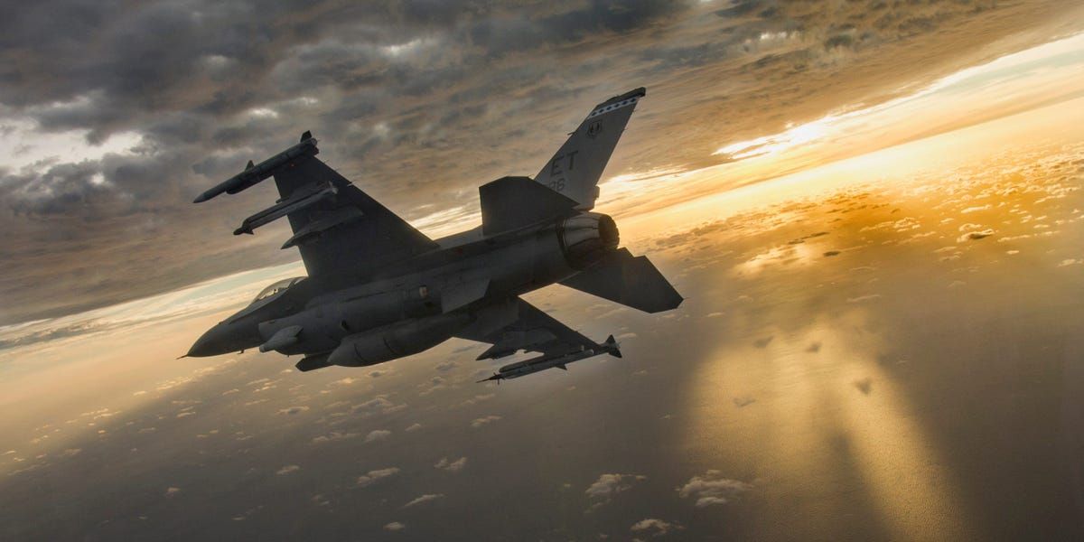 Former F-16 Pilot Says Aircraft Have 'No Fighting Chance' Over Ukraine