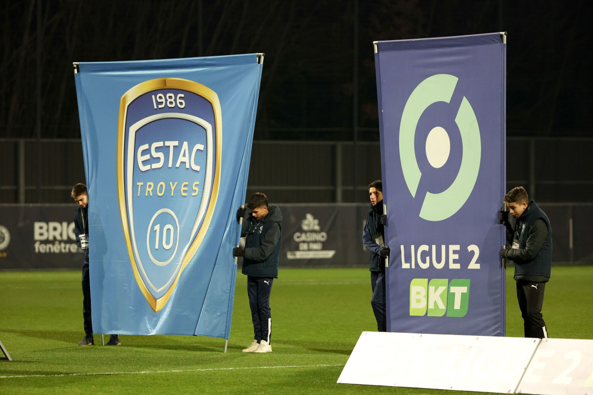 Jets de pétards et relégation en vue à l'ESTAC, le match contre Valenciennes interrompu définitivement