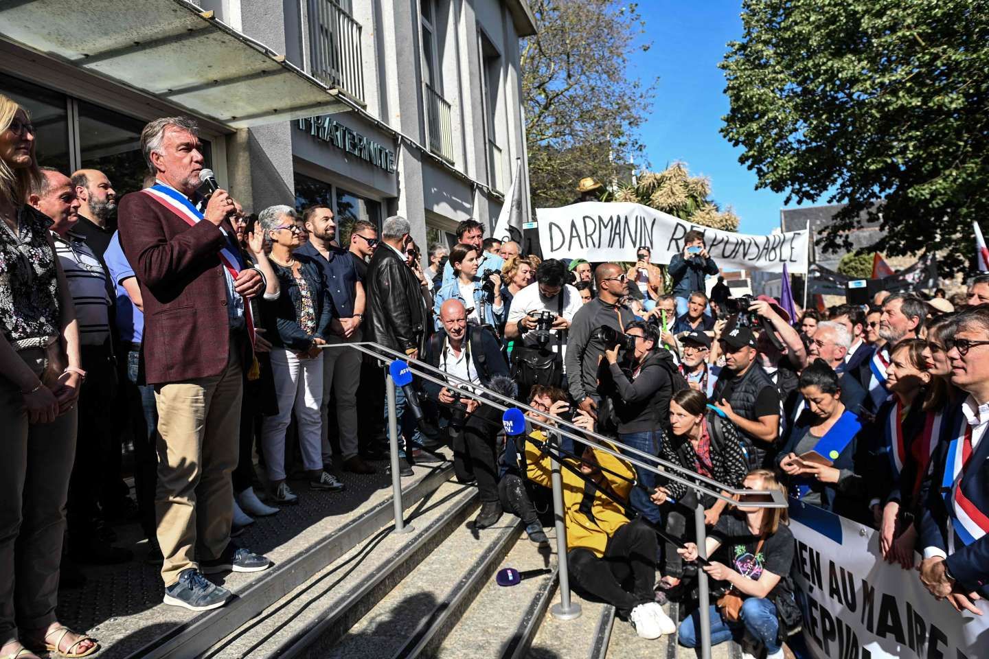 Après Saint-Brevin, les maires unis pour dénoncer les violences " terroristes " qui les visent