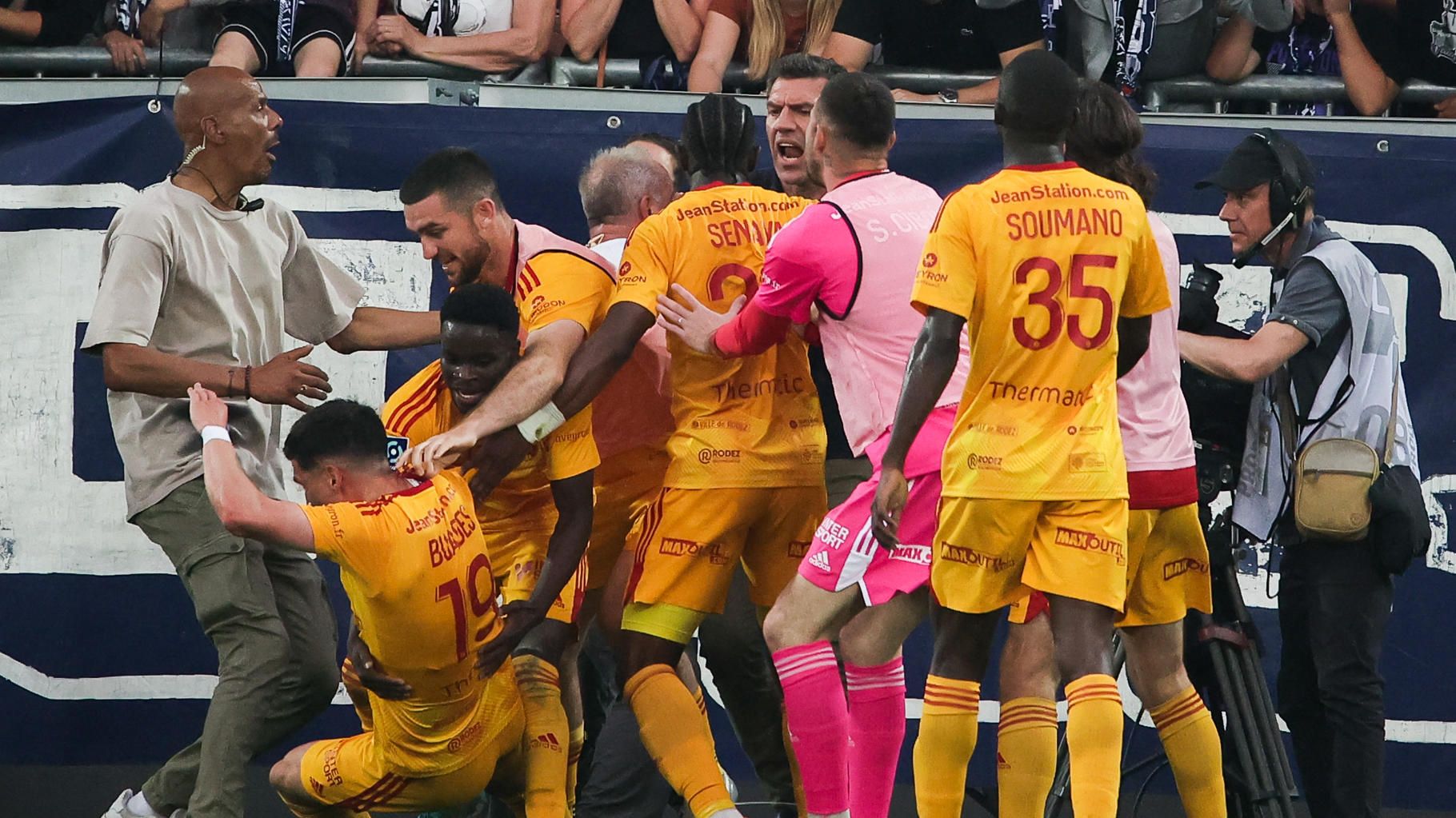 Bordeaux-Rodez : ce que l’on sait après l’agression d’un joueur par un supporter