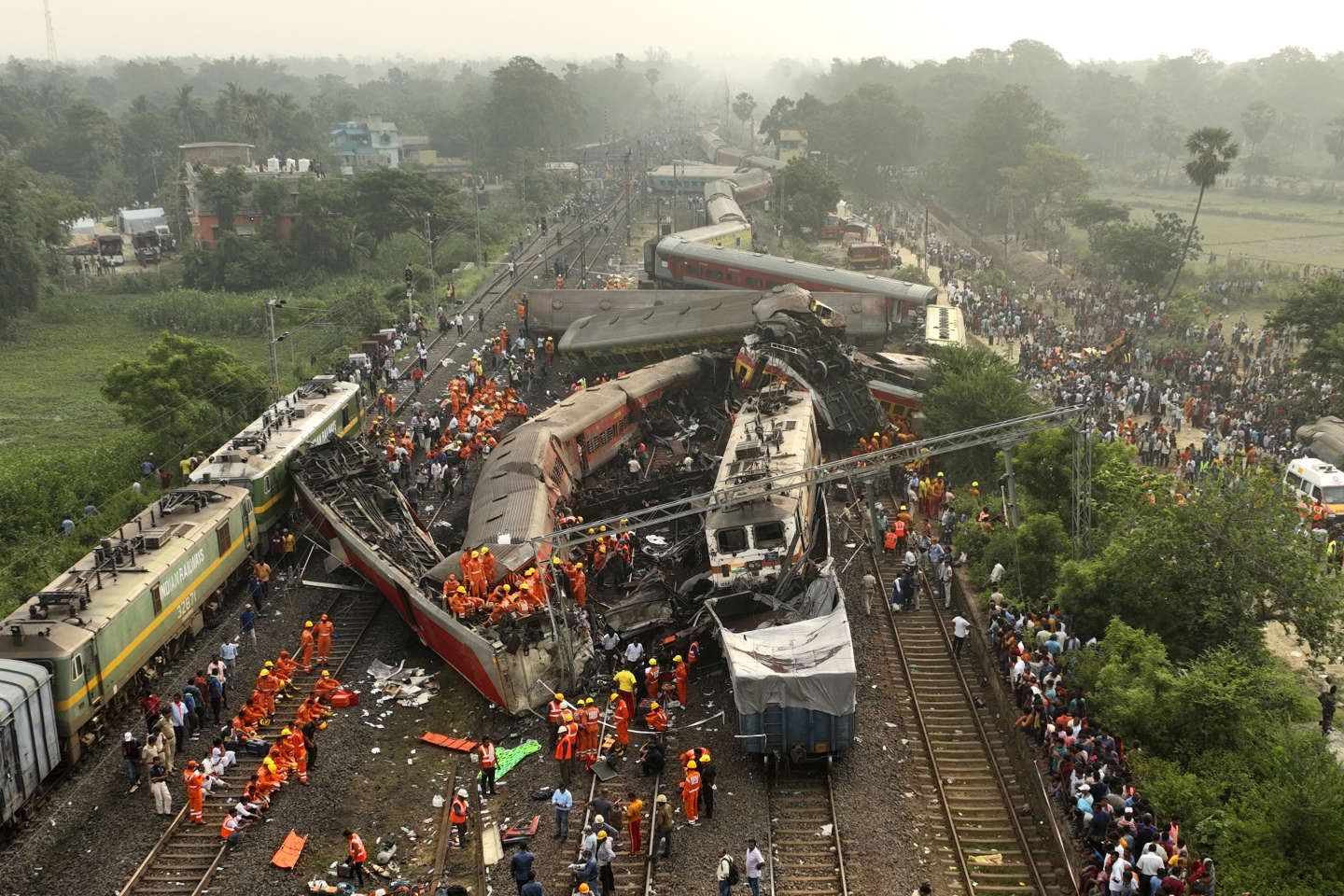 En Inde, l’horreur après la collision de trois trains qui a fait au moins 288 morts