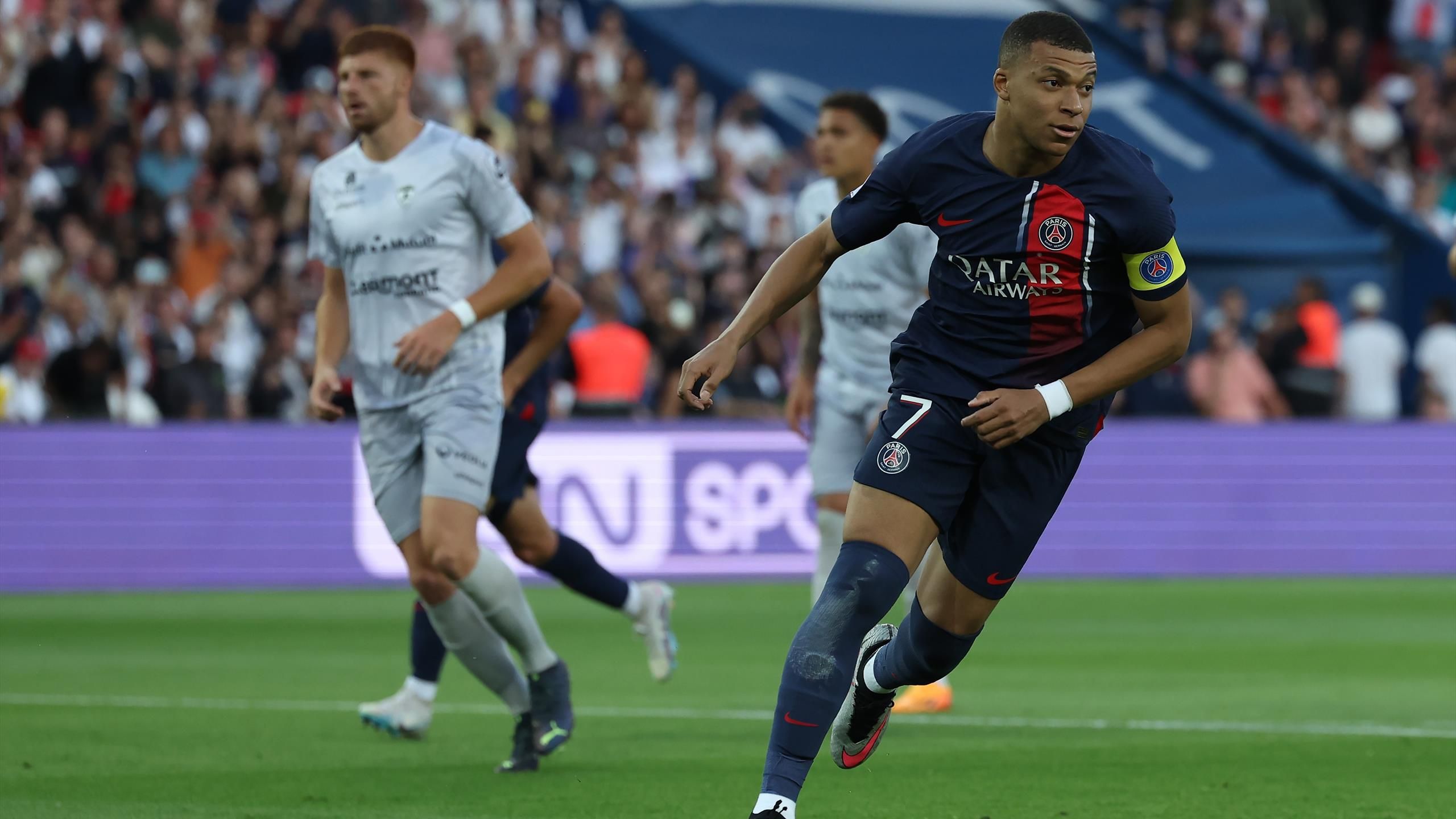 Ligue 1 - Kylian Mbappé meilleur buteur de Ligue 1, le PSG s'incline face à Clermont (2-3)