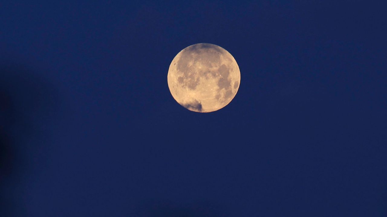 Une "pleine lune des fraises" illumine le ciel ce samedi soir : d'où vient ce surnom ?