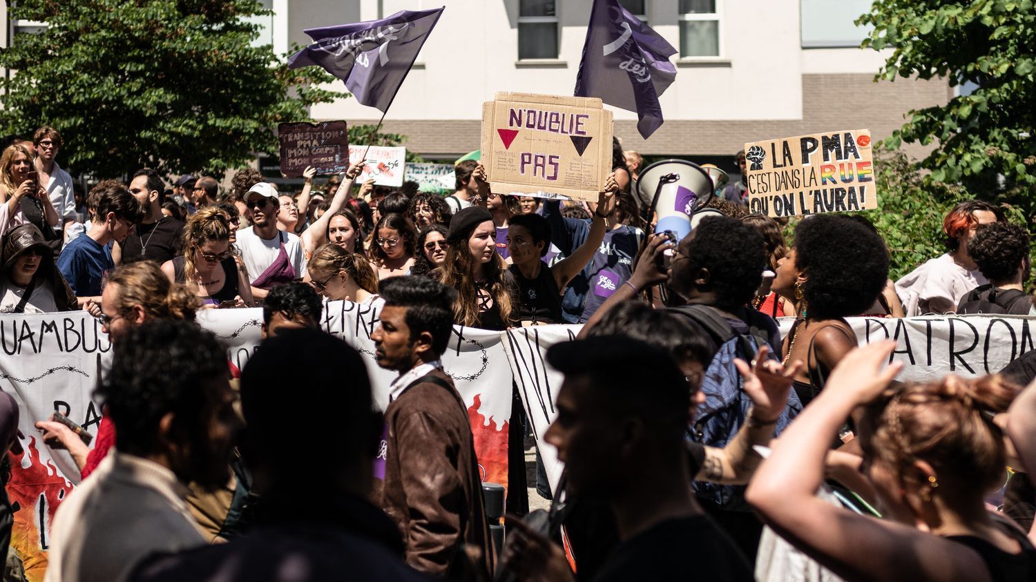 Droits des personnes LGBT+ : des milliers de manifestants défilent à Saint-Denis pour la "marche des fiertés des banlieues"