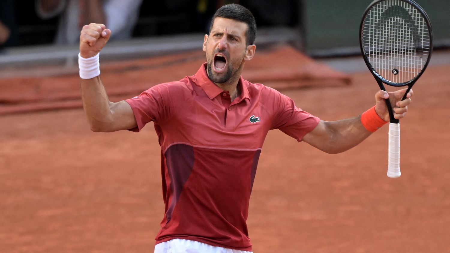 Roland-Garros 2024 : touché mais pas coulé, Novak Djokovic se qualifie en cinq sets pour les quarts de finale