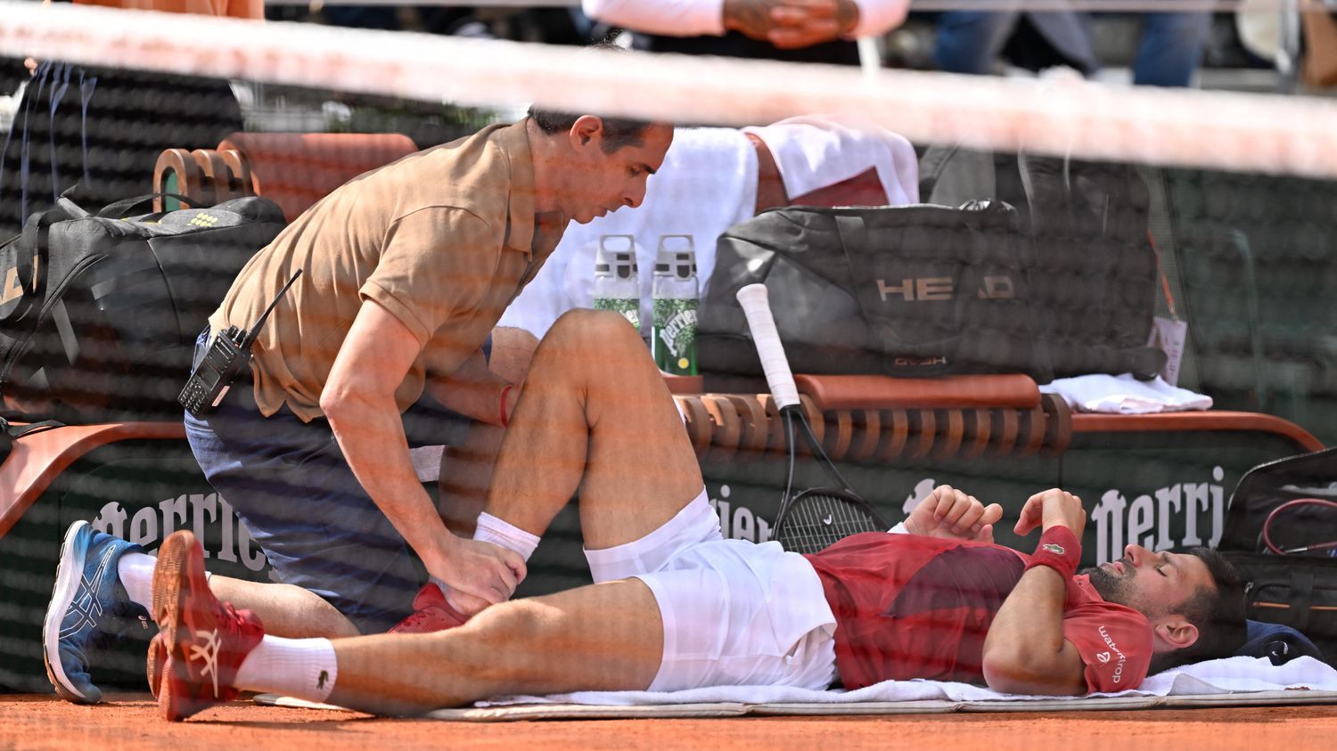 Roland-Garros 2024 : "Je ne sais pas si je pourrai jouer en quarts", prévient Novak Djokovic, qui dénonce l'état du terrain à l'origine de sa blessure