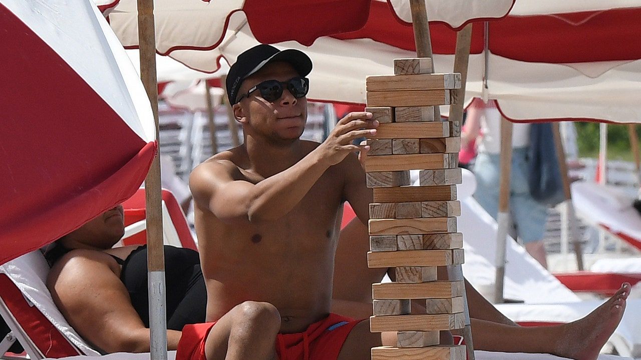 À Miami, Kylian Mbappé profite du soleil sur la plage avec une très belle montre de luxe au poignet