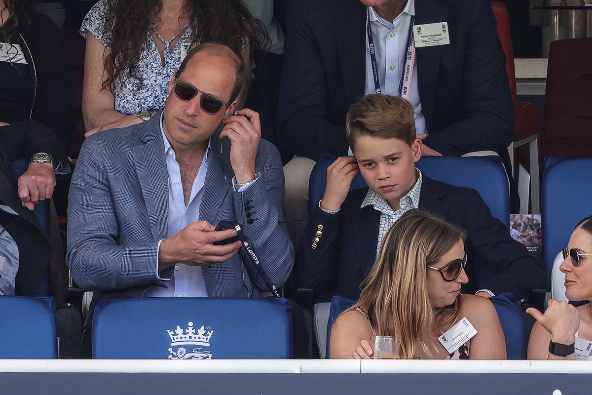 Prince George gourmand : de sortie pour un match avec William, il se fait plaisir dans les gradins