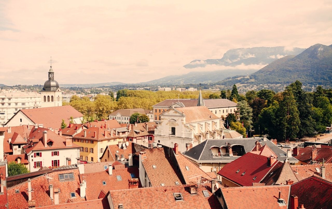 Révolution à Annecy : la lutte contre les meublés touristiques aidera-t-elle la location d’appartement ?