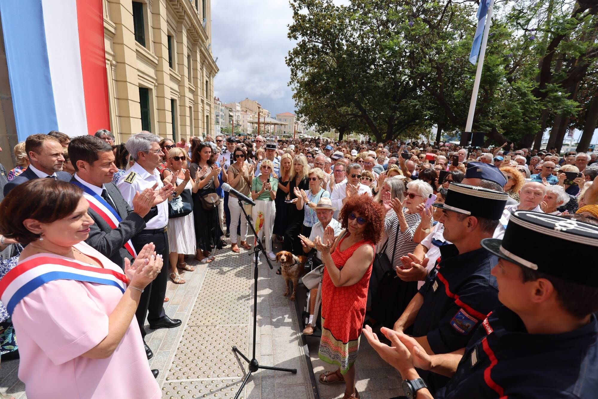 Mort de Nahel: plus de 300 personnes rassemblées à Cannes, le deuxième passager du véhicule s'est rendu... suivez notre direct