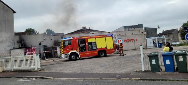 Le feu reprend dans le supermarché de Limoges qui menace de s'effondrer