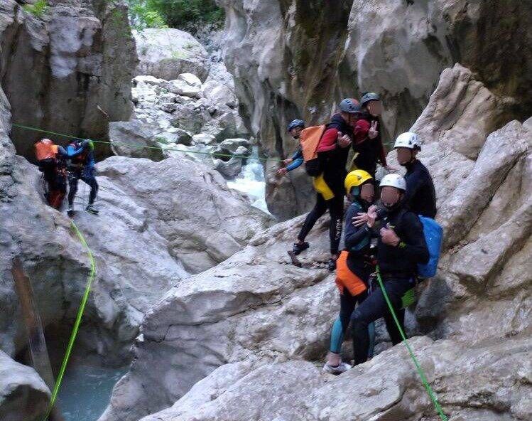 "On n’était pas loin d’un drame": cinq personnes secourues dans un canyon après avoir passé la nuit derrière une cascade