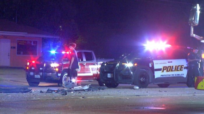 2 dead after SUV crashes into sedan on far Southeast Side, police say